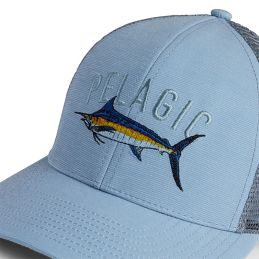 Zoom sur le logo brodé Marlin sur la casquette Pelagic Trucker